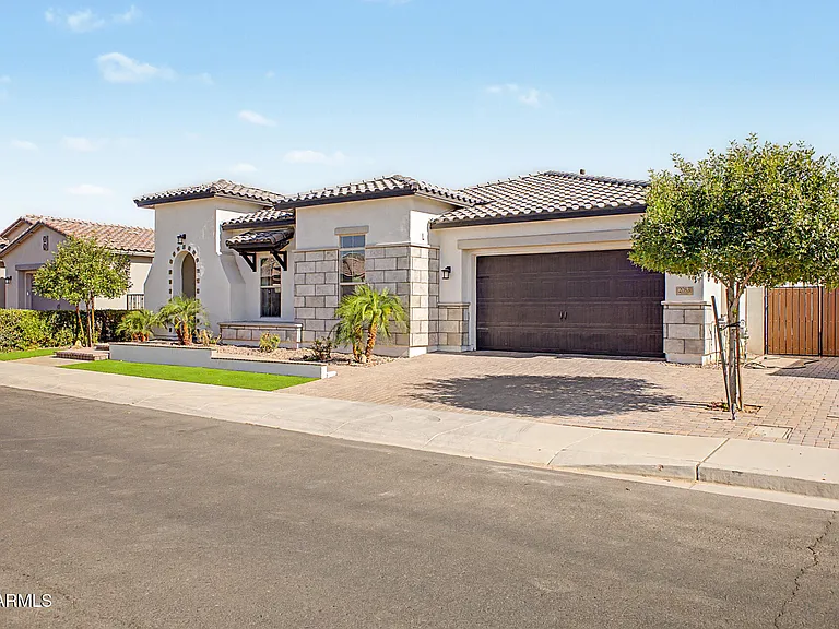 2083 E Scorpio Pl — Photo 2