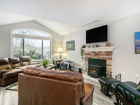 4th image of 4621 Pine Dr