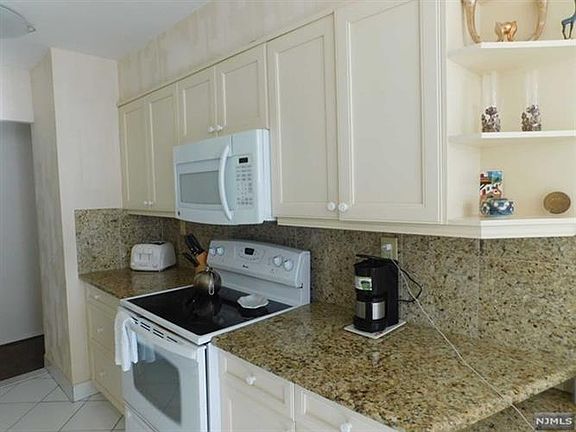 5th image of 300 Winston Dr APT 911