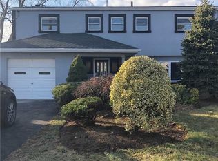 880 Seamans Neck Rd, Seaford, NY 11783