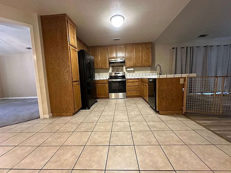 1532 Wawona St — Photo 7