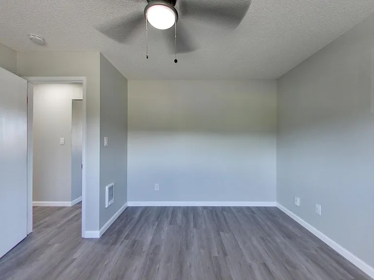 ROYALE APARTMENTS — Photo 29