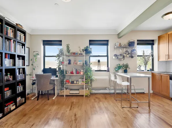 36 Russell Street image 4 of 14