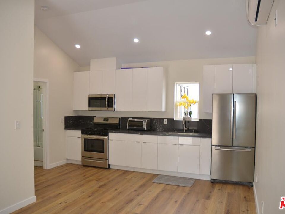 1st image of 6932 Woodlake Ave