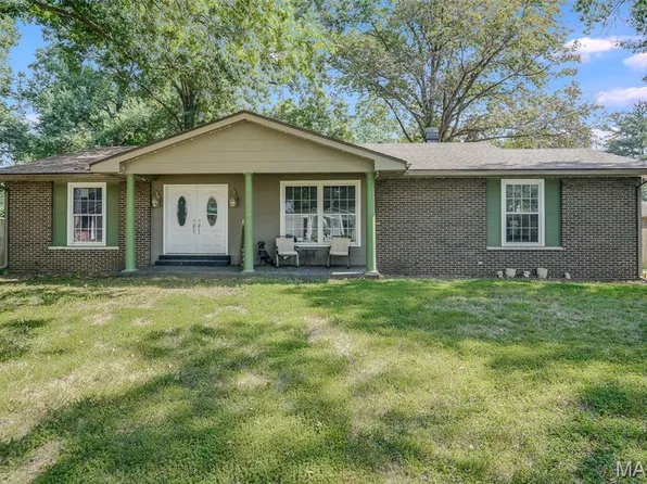 5209 River Aire Dr, Godfrey, IL 62035