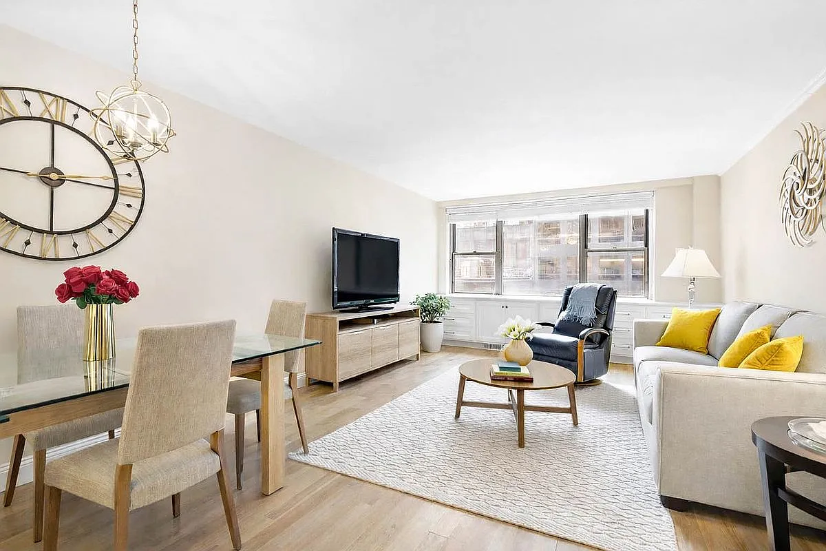 209 E 56th St APT 9E photo 1