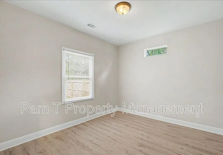 1019 W 35th St #B — Photo 15