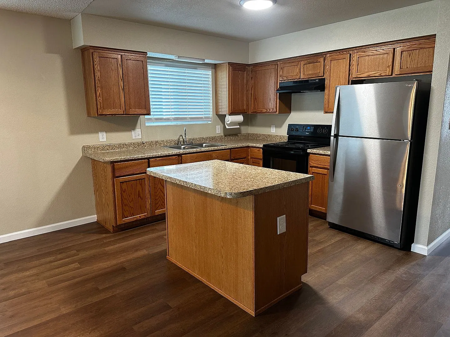 Remodeled 4 bedroom For Rent — Photo 4