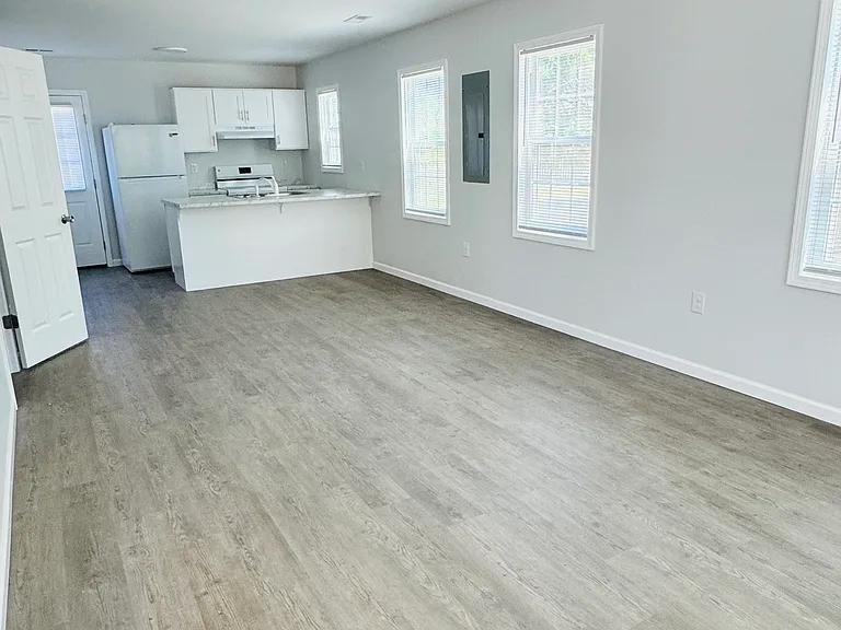 211 S Lee Ave — Photo 2