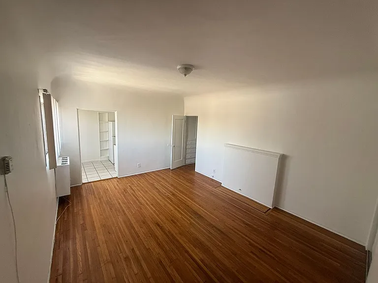 841 42nd Apartments — Photo 5