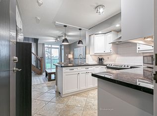 3 Ellesmere St #202, Richmond Hill, ON L4B 4N2