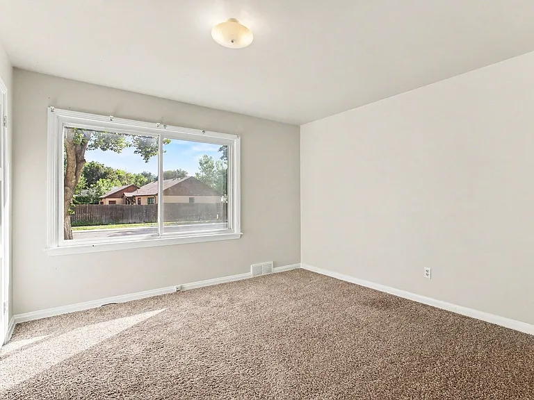 912 E Lasalle St — Photo 15