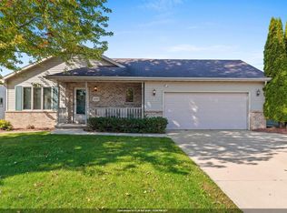 2605 Maple Grove Dr, Neenah, WI 54956
