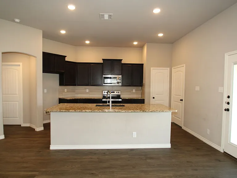 902 Clanton Cv — Photo 9