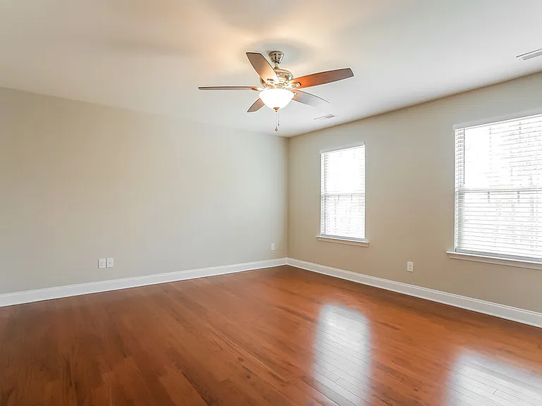 335 Clubhouse Dr — Photo 11