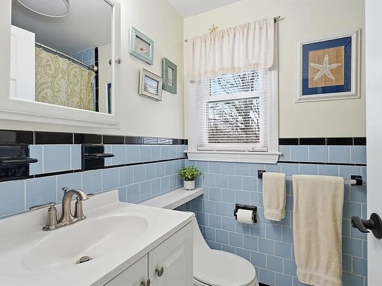 223 Edgewater Dr — Photo 5