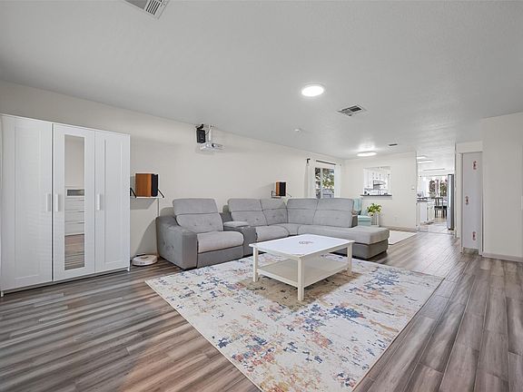 5th image of 813 Dornach Ct