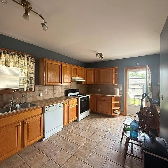 1058 Moy Ave — Photo 15