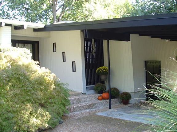 Carport has door into house so that you never have to step out in the weather