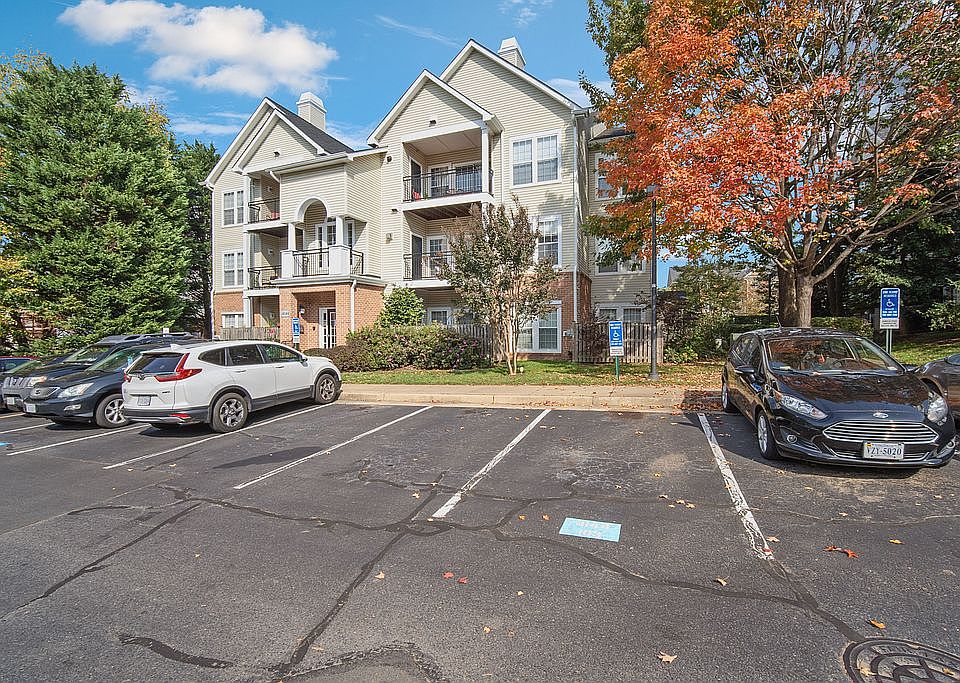 1st image of 4144 Fountainside Ln Unit 302