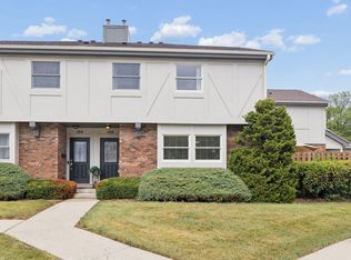 106 Queens Cv #106, Barrington, IL 60010