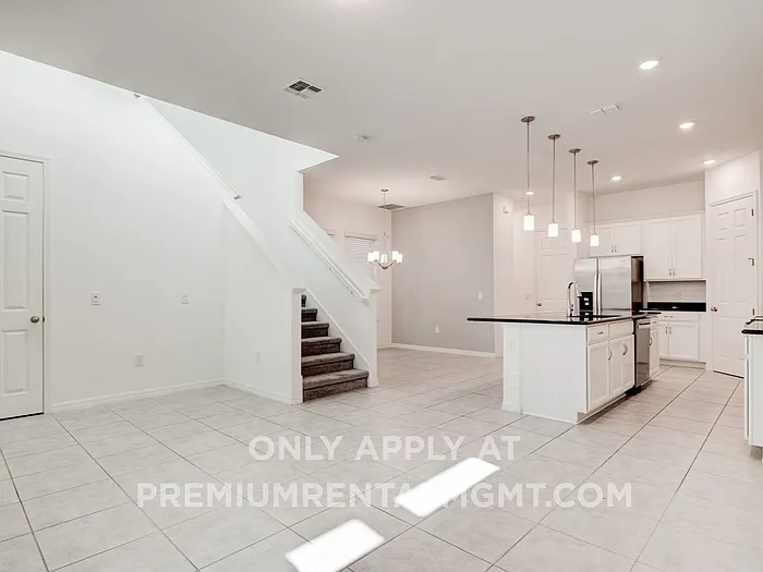 4 bed, 2.5 bath, 2070 sqft, $3,200 — Photo 2