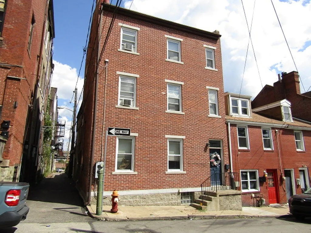 606 Middle St photo 1
