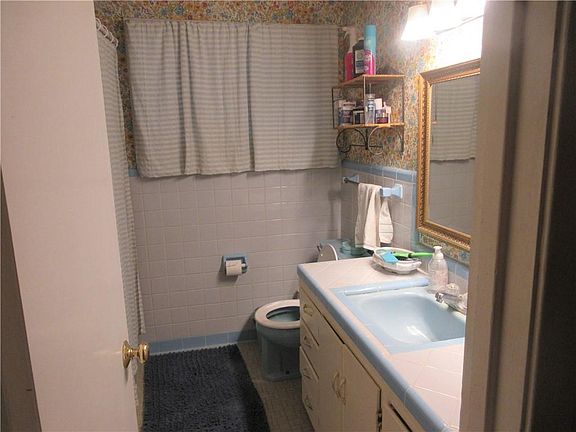 5th image of 1106 Lakeshore Dr