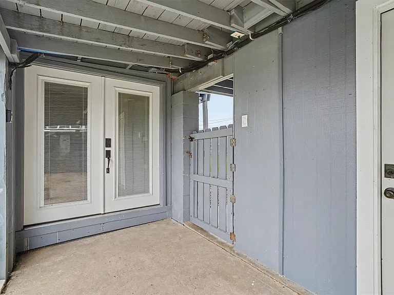370 Ling St — Photo 10