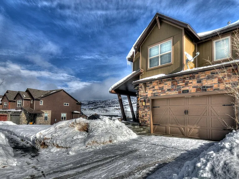 1052 W Abigail Dr — Photo 2