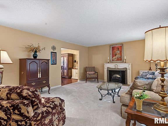 4th image of 2922 Victoria Dr