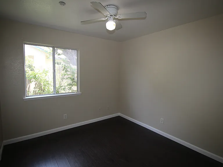 5325 N Rosalia Ave — Photo 11