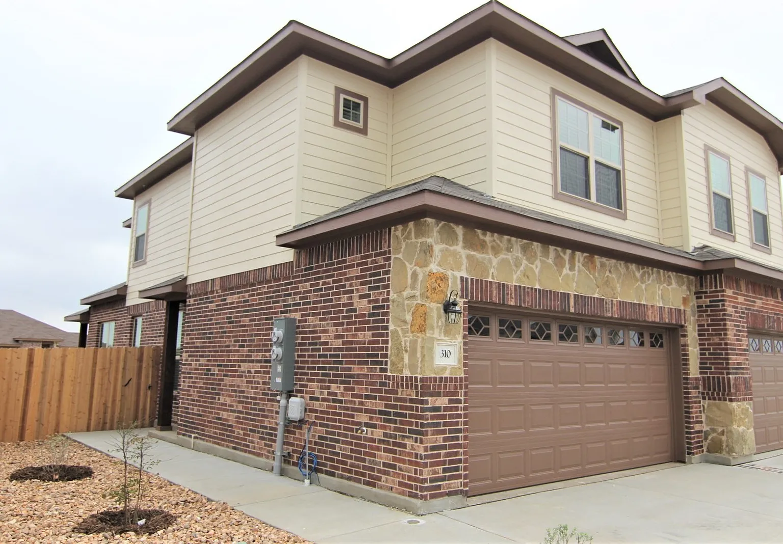 3/2.5/2 Duplex Close to Creekside Shopping, Restaurants, & Entertainment / Fenced in Backyard / CISD — Photo 2