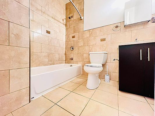 3rd image of 221 Manhattan Ave #1