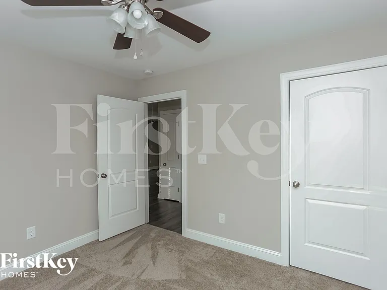 118 Akron Ave — Photo 11