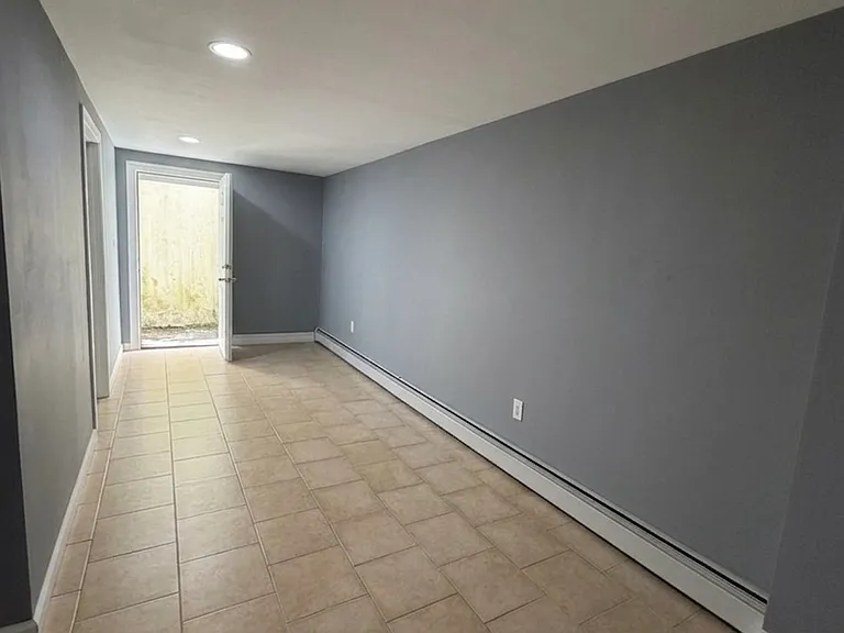 819 Hollywood Ave #1B — Photo 4