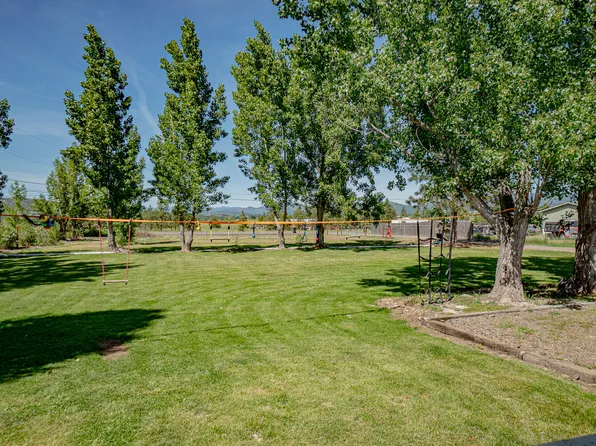 444 E Dutton Rd, Eagle Point, OR 97524