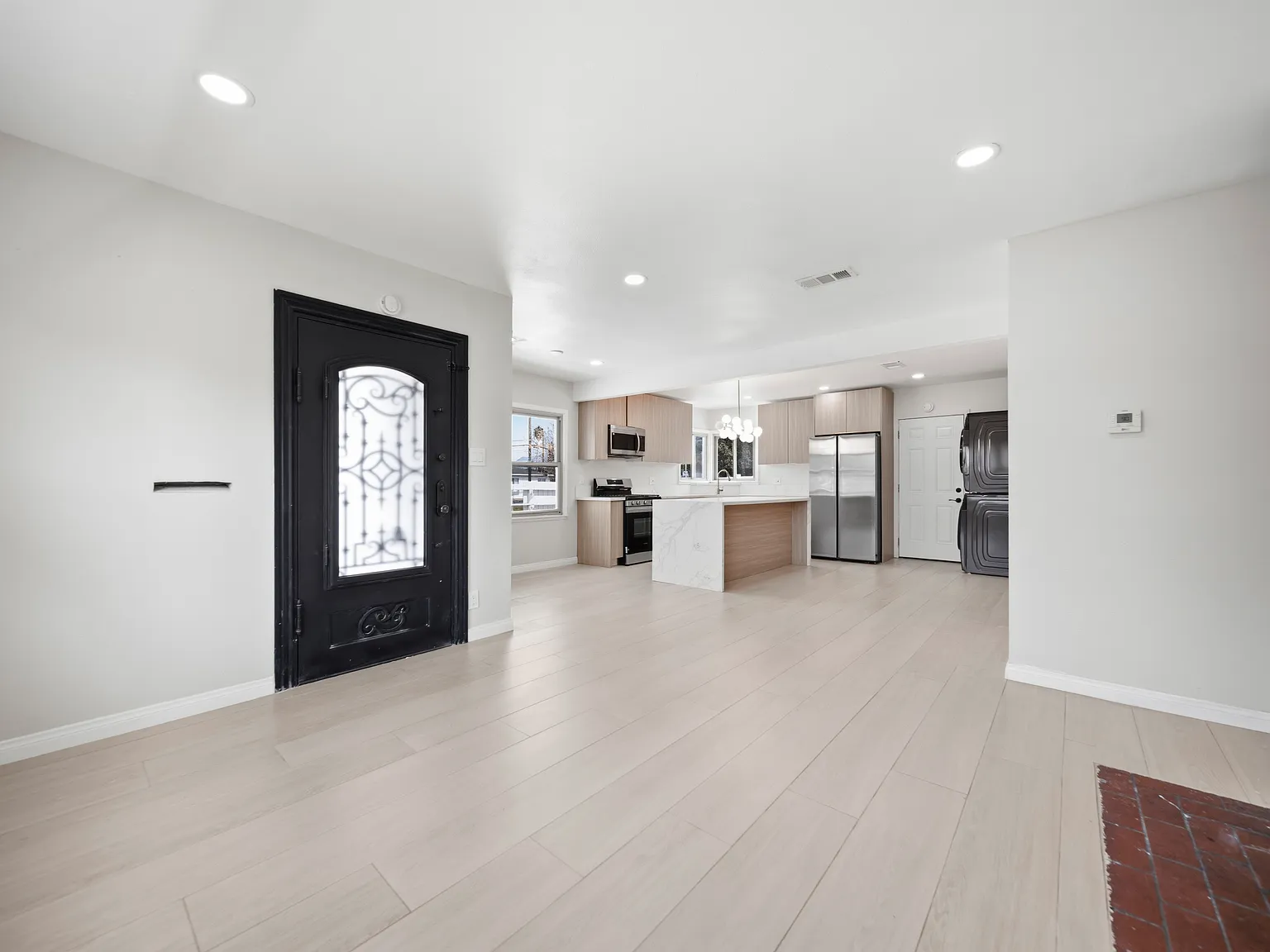 3 bed, 1060 sqft, $3,500 — Photo 4