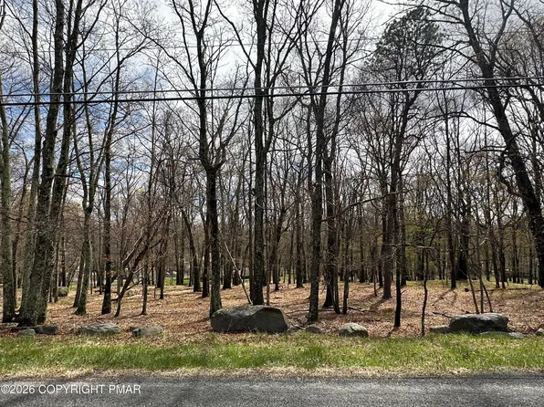 28 Pine Ridge Dr, Bushkill, PA 18324