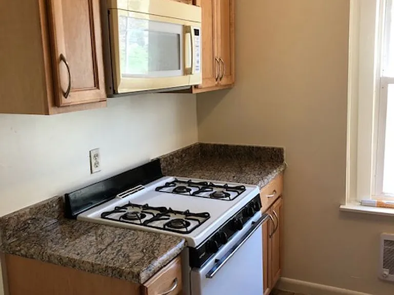 1910 Sulgrave Ave — Photo 18