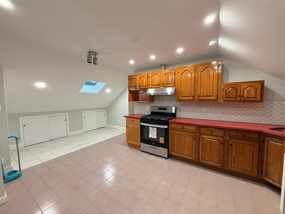 Building Photo - 3913 Lyme Ave #2
