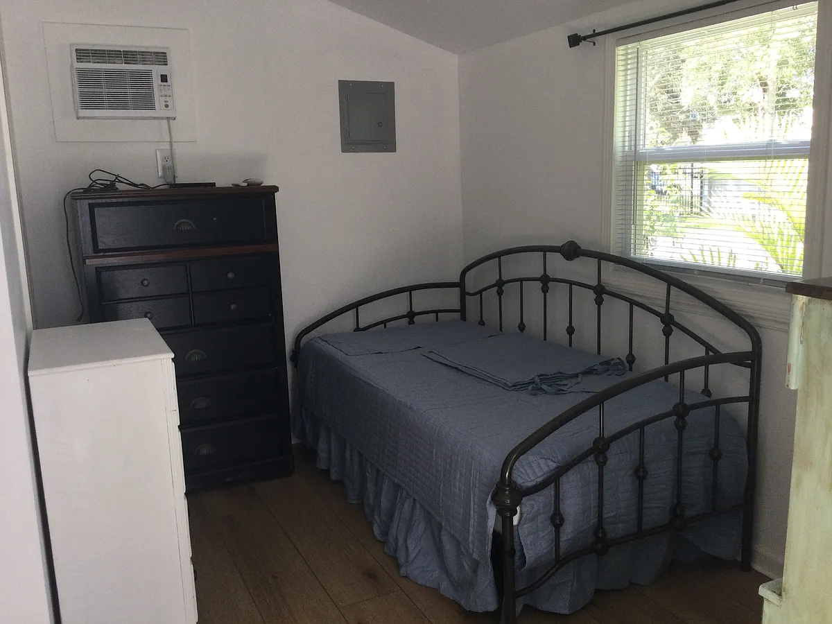 Twin bed/sofa - 14490 Valentine Dr