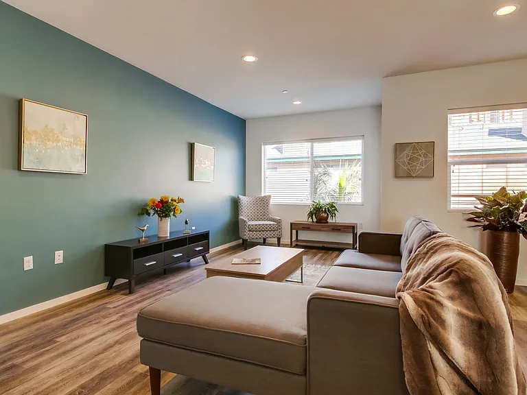 2902-2912 Jarvis Street — Photo 5