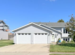 3417 Ridgecrest Dr, Bismarck, ND 58503
