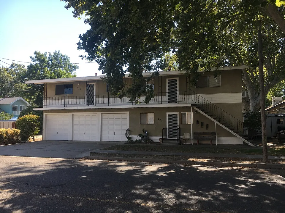 121-141 N Laurel St
