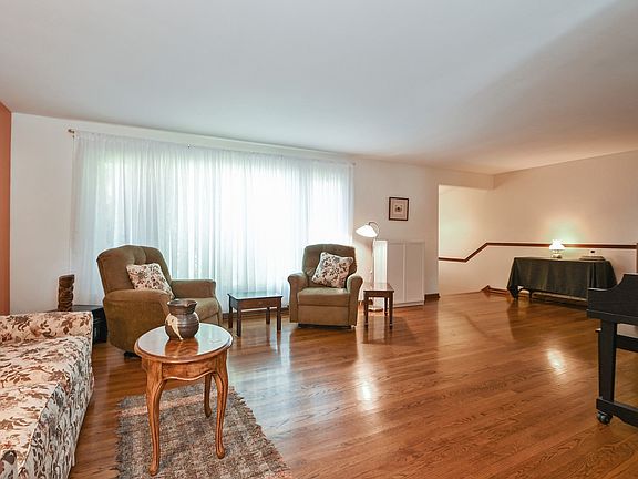 2nd image of 1043 W Ohio St