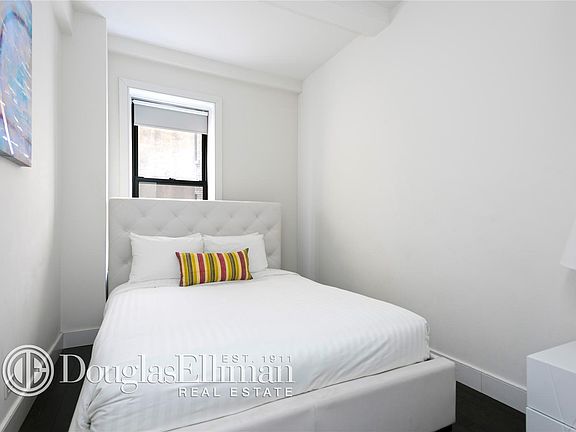 4th image of 19 W 55th St APT 3C