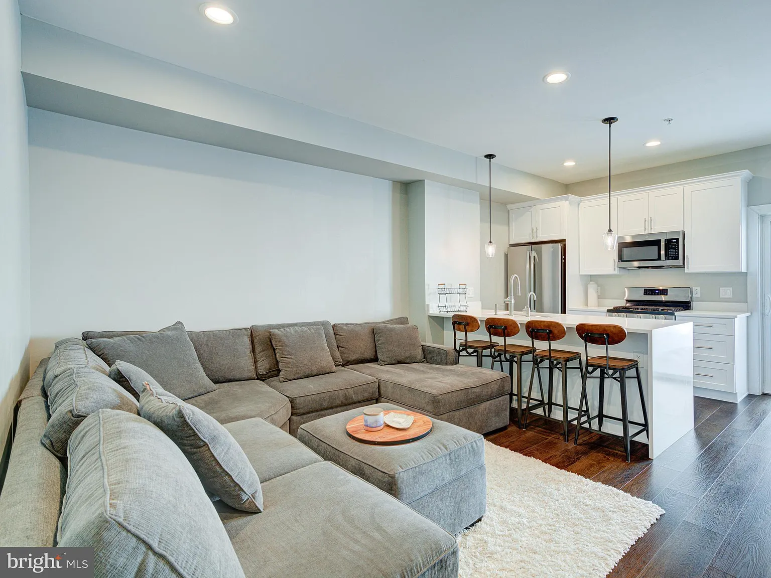 3 bed, 2.0 bath, 1844 sqft, $3,200 — Photo 2