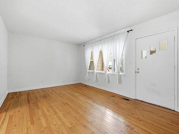 4th image of 100 Rees Ave