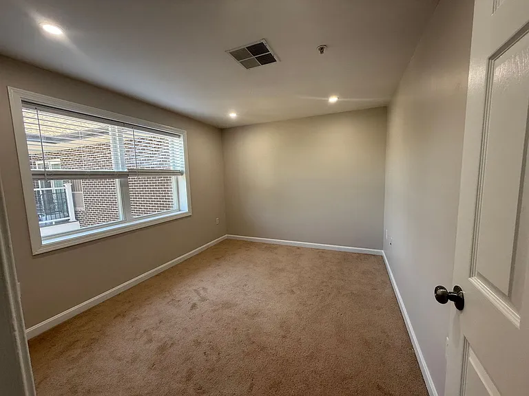 Pondsview Apartments — Photo 34
